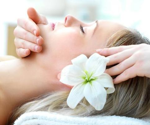 冬天肌肤变白嫩，亮肤精华是重点，有效淡斑祛黄，让你一直美下去