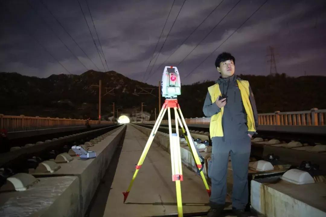 大半夜的“睁一只眼闭一只眼”，这些人在干嘛？