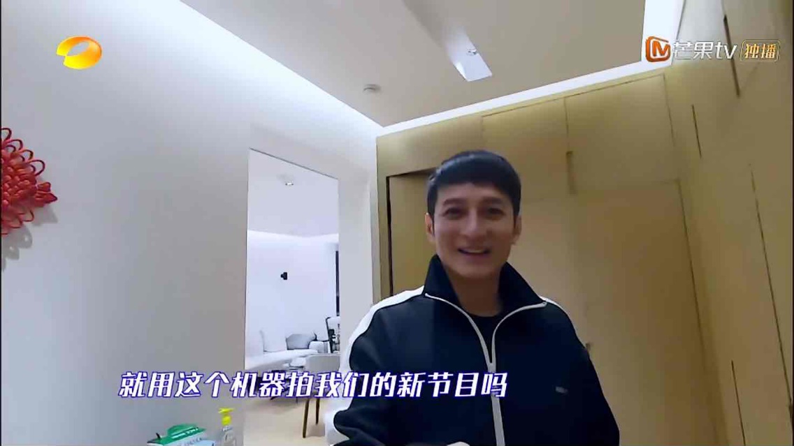 快本男主持私宅公开，嘉哥梳妆台上堆满化妆品，和何老师大有不同