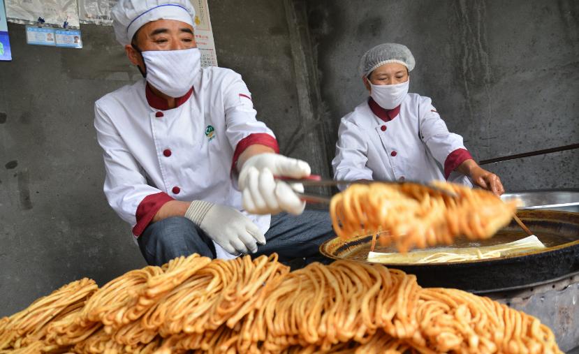 山东小哥摆摊卖小吃视频,大叔摆摊卖22年小吃每天忙到凌晨