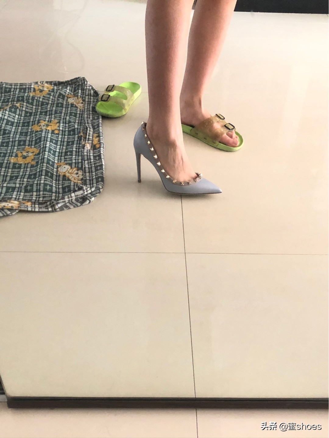 华伦天奴粉色铆钉高跟鞋穿搭,华伦天奴高跟鞋配红裙