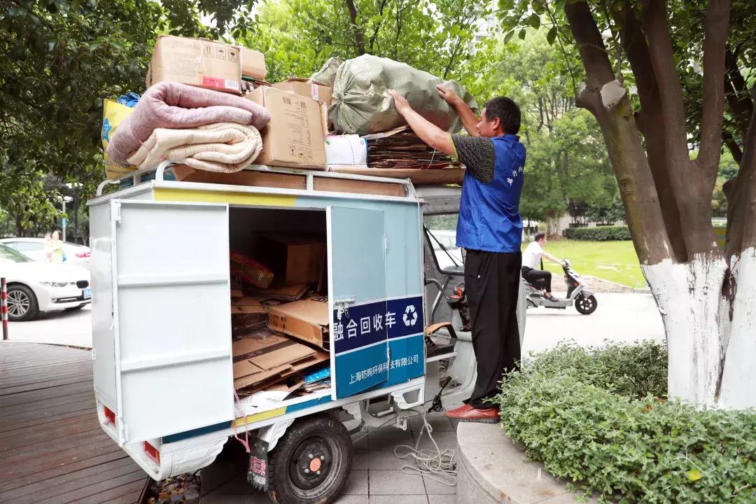 小伙拒收垃圾被房东报警处理，却成为上海民众的守护神