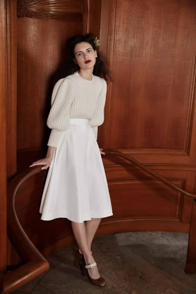 穿条背带就敢出门，侧身时让人倒吸一口气