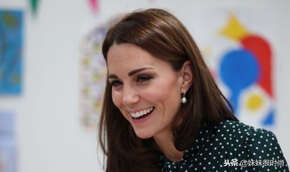 威廉凯特带乔治和夏洛特,凯特王妃绑马尾蝴蝶结