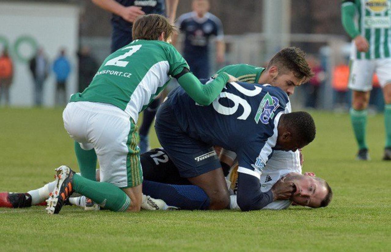 足球队员暂时性休克,国青小将致命失误