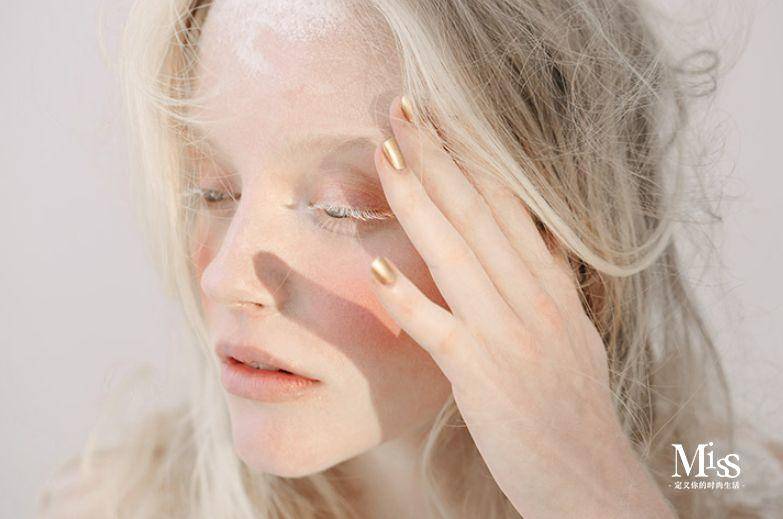 很多品牌推出各种颜色的睫毛膏，却孤零零地躺在专柜里无人问津