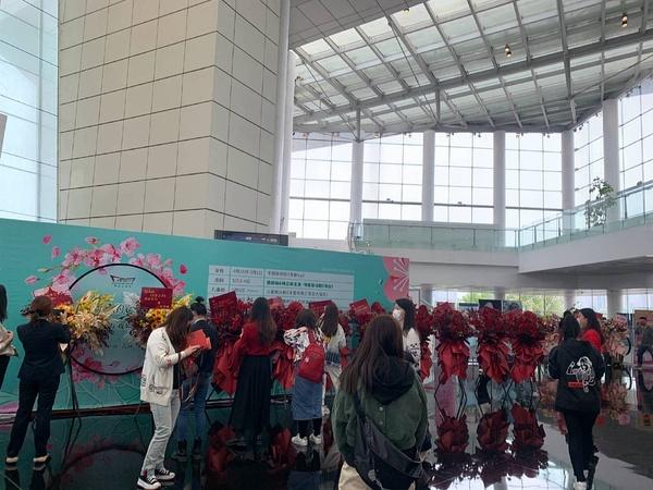 肖战如梦之梦西安收官粉丝送行,肖战首演如梦之梦哪些明星送花篮