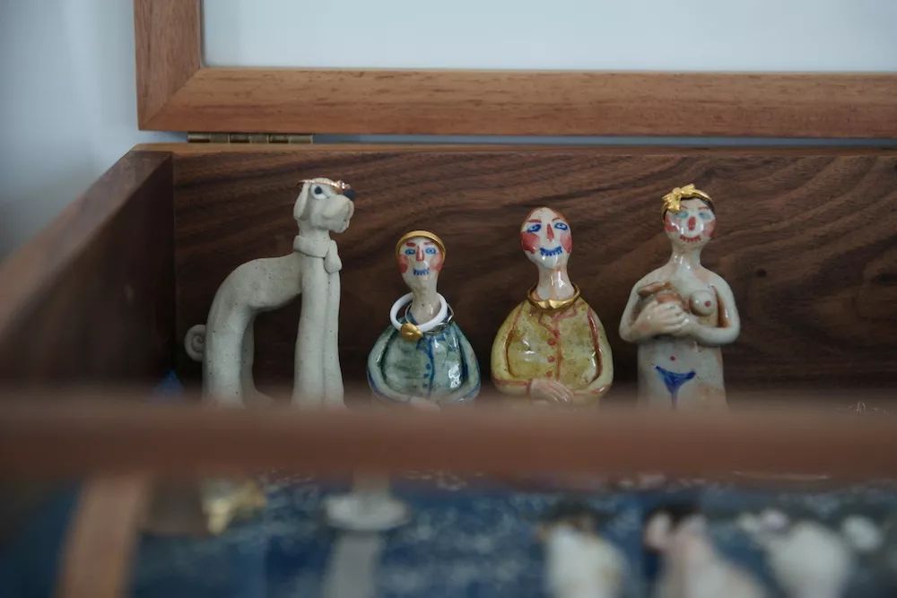 用水泥砌橱柜,用粘土做迷你橱柜