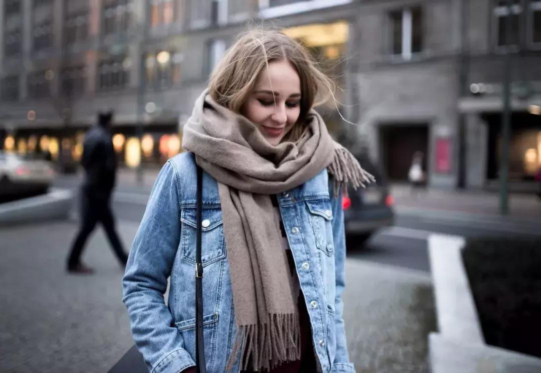 适合羽绒服显脸小围巾的系法,怎么给女生系围巾不会显脸小