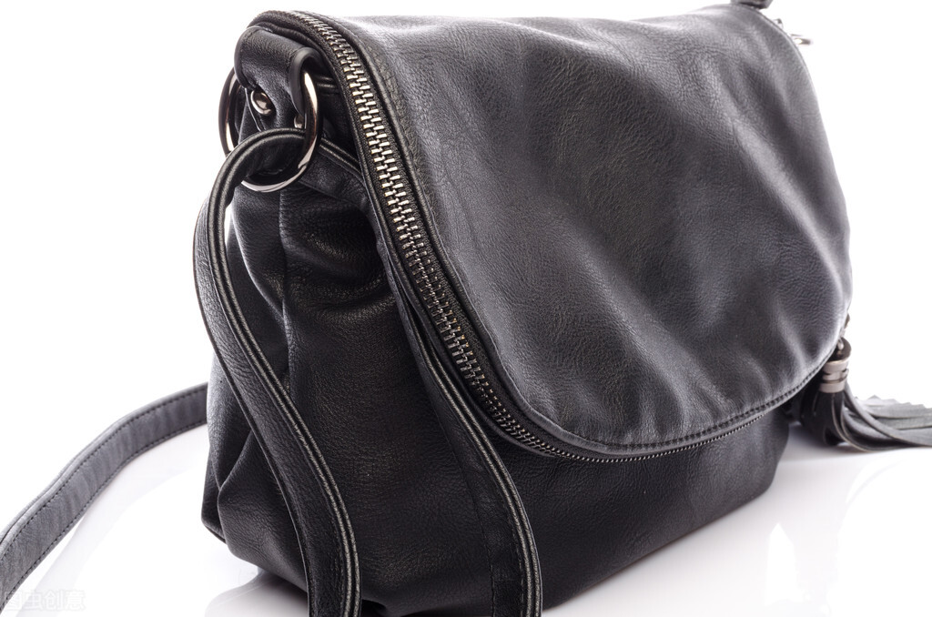 大叔捡到钱包联系失主,小伙子捡到一大袋钱