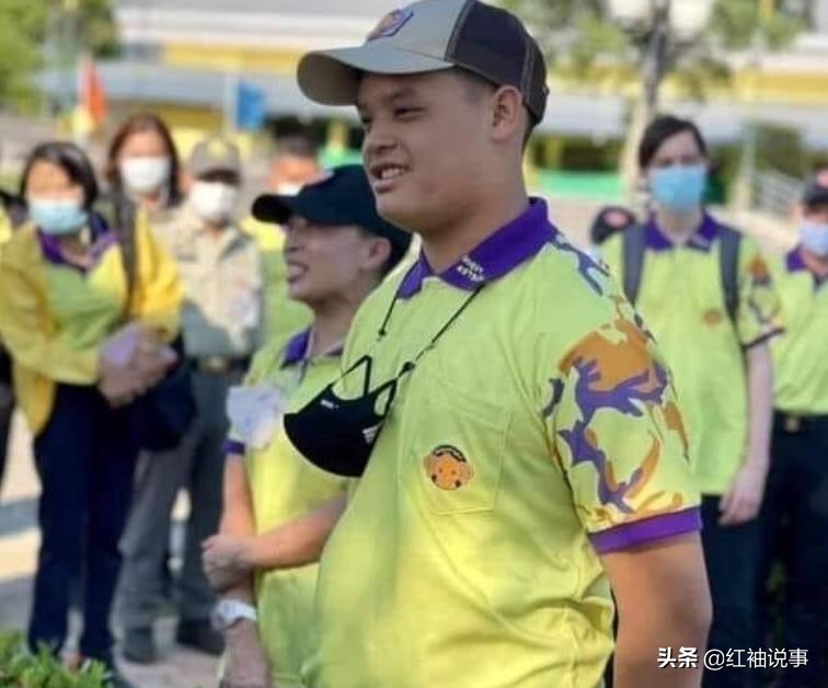 西拉米产后出院排场大，泰王亲自推轮椅，群臣跪拜提帮功母子