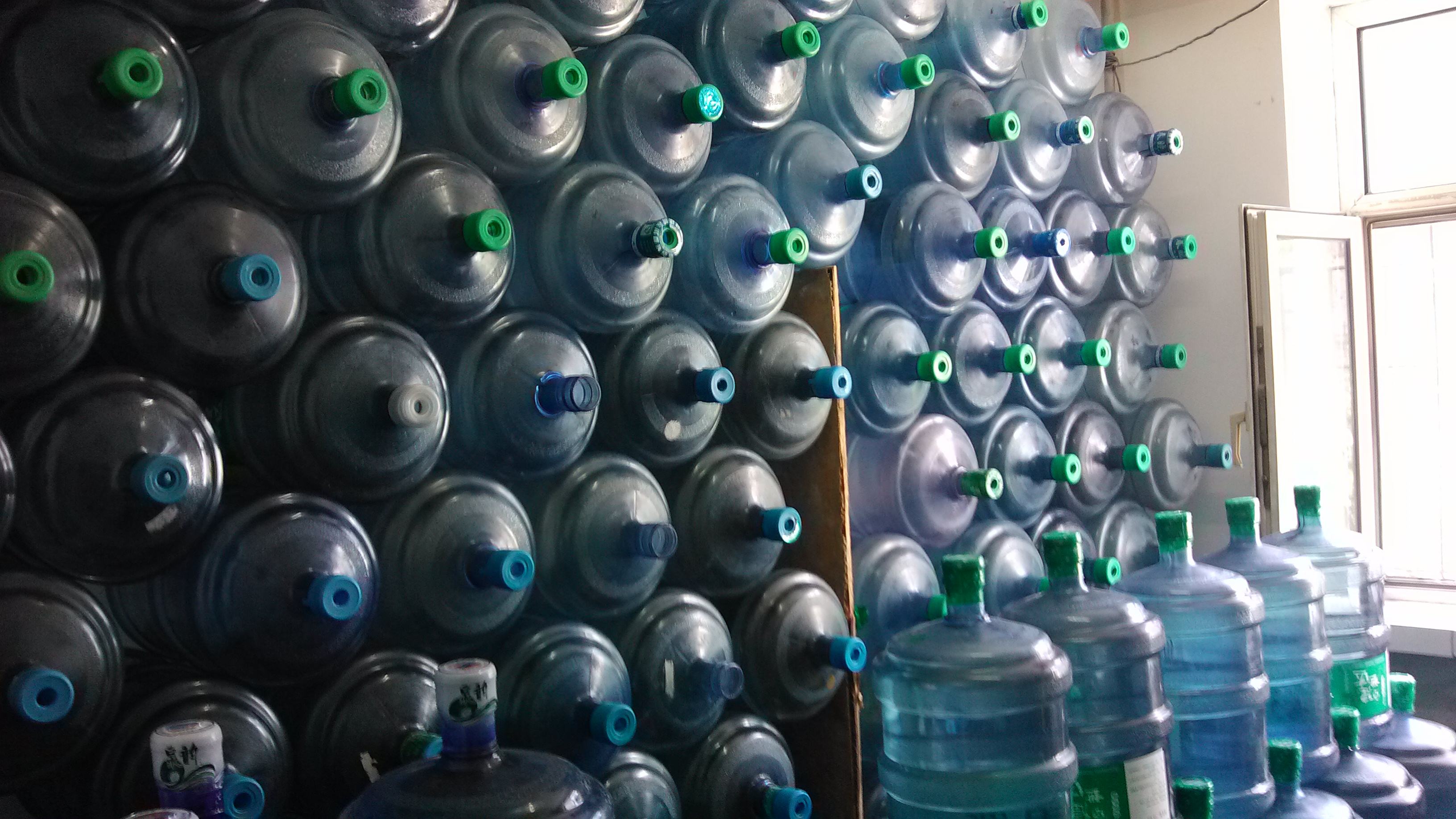 家庭用净水机好还是喝桶装水好,桶装水和小区净水器的水哪个好