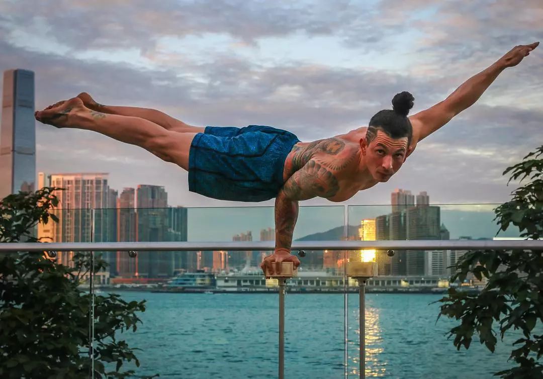 男神“衣架子”身材大揭秘，原来是每天坚持瑜伽，力量升级不得了