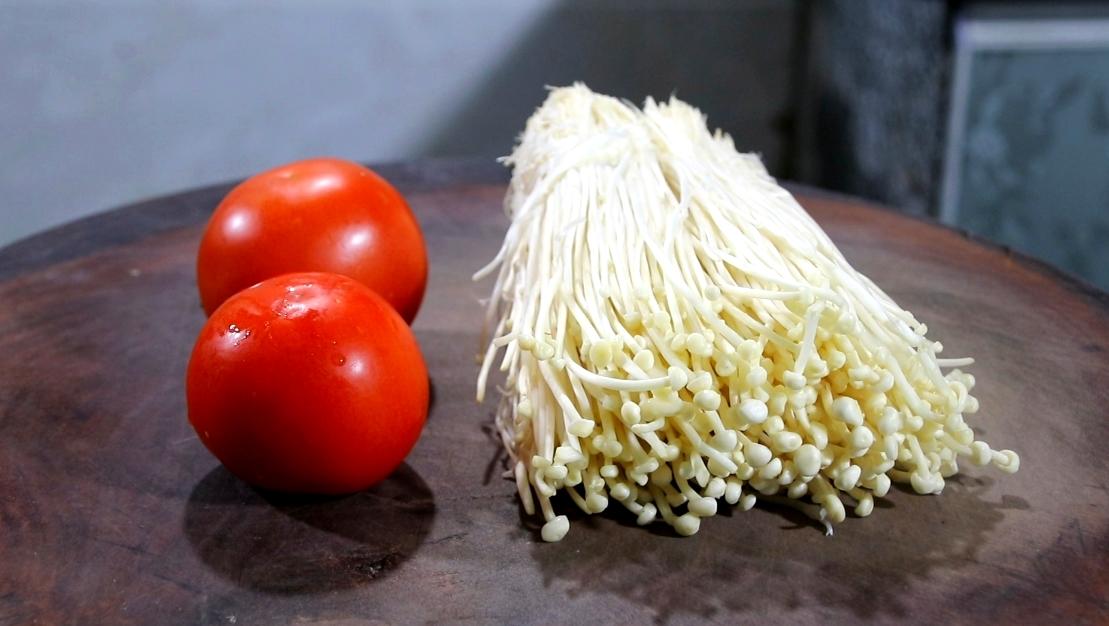 西红柿金针菇怎么做菜才好吃,西红柿金针菇的做法好吃又简单