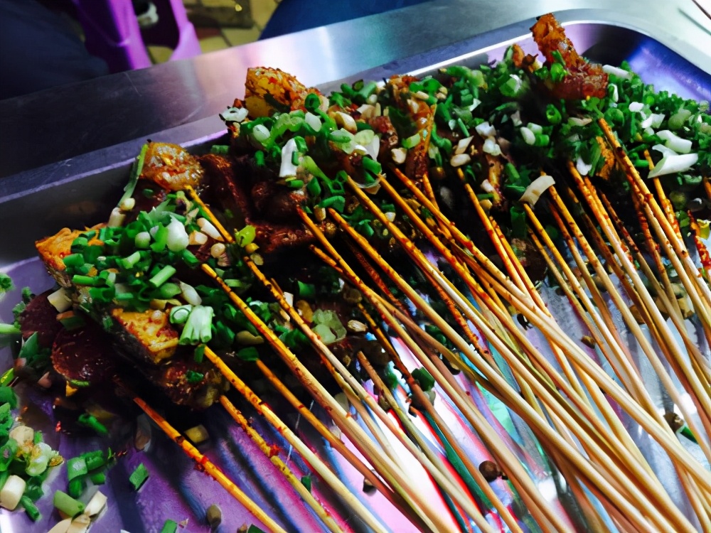 四川小伙开烧烤店赚钱吗,成都开个烧烤店成本多少