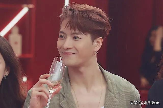 王嘉尔懒理丁太升粗鄙之语，冒雨参加活动，隔着口罩送飞吻引尖叫