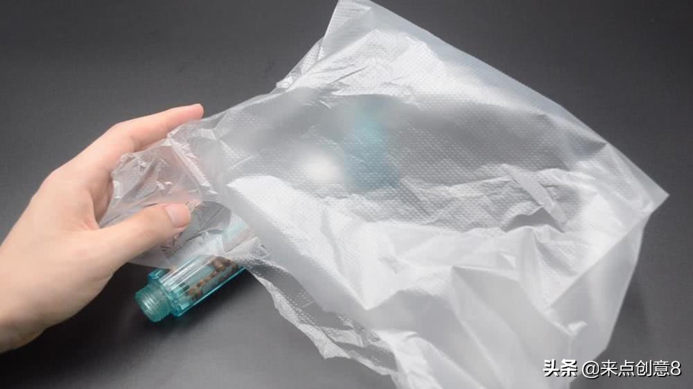 把牙膏涂抹在淋浴喷头上,把牙膏挤到喷水壶里