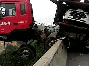 搞笑GIF段子：编辑这锅台是不是为了录视频还擦了擦？唉呀妈呀