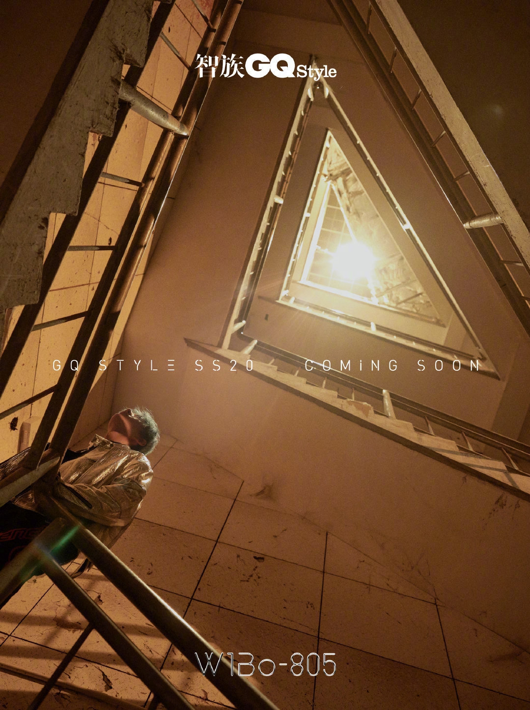 王一博身着黑色金丝长衫亮相,王一博的时尚穿搭酷盖帅气十足