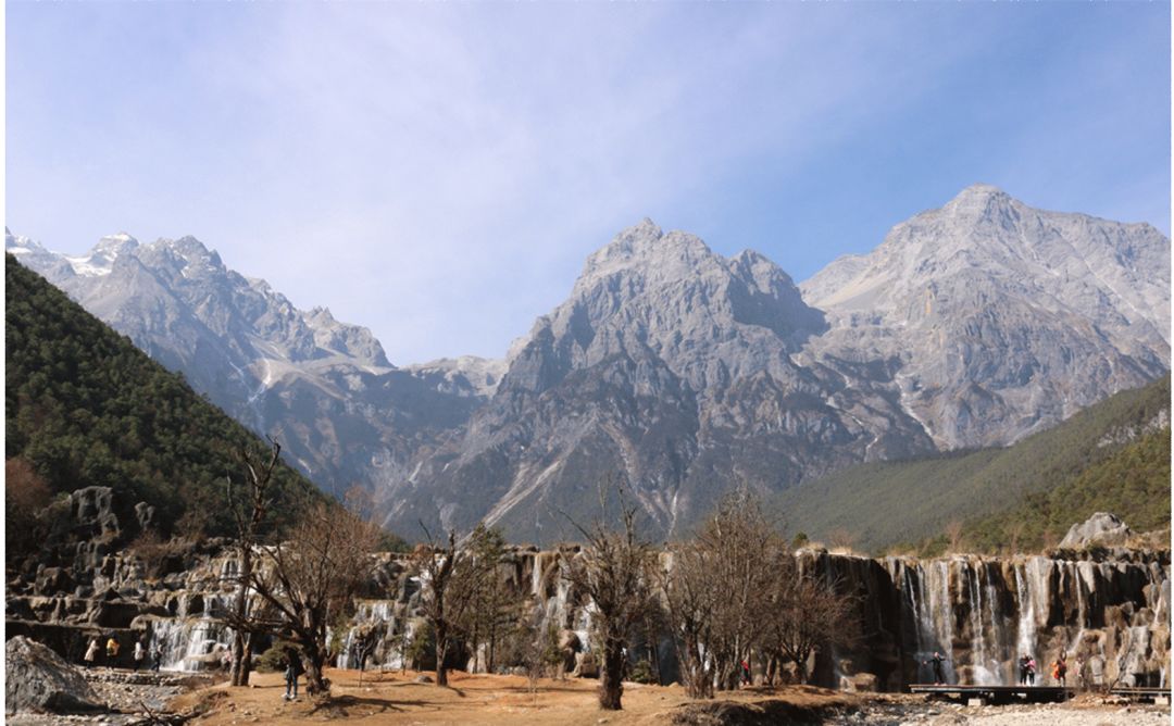 玉龙雪山日照金山的美,玉龙雪山日照金山美照