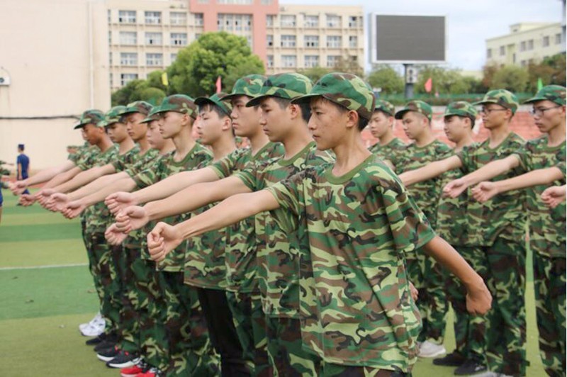 鹰隼试翼翅期待奋飞时：南充龙门中学火热军训第2日