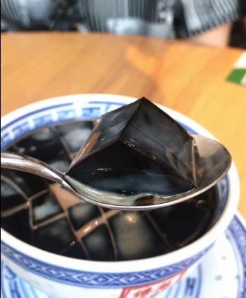 吃甜品就吃老字号龟苓膏,龟苓膏低卡甜品