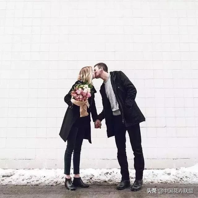 情人节送红玫瑰好还是香槟玫瑰好,情人节送十一支玫瑰代表什么