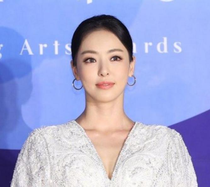 iulisa卸妆后的样子,iu和lisa哪个漂亮