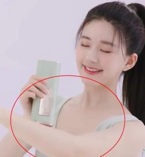 赵露思演示如何脱毛，抬起手臂的那一瞬间，“珍珠腋窝”太真实