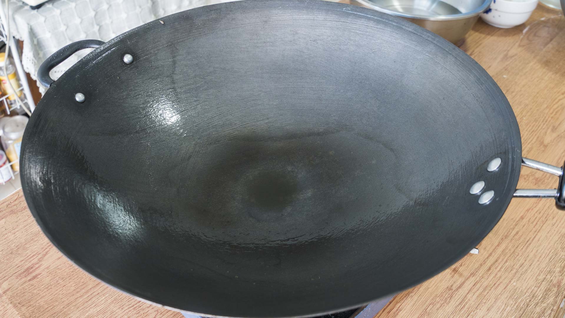 新铁锅千万别直接用，教你正确的开锅方法，不粘锅不生锈，特实用