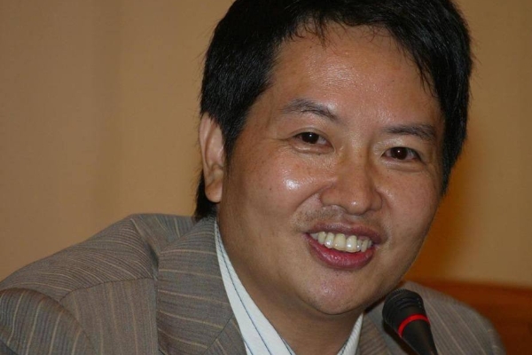 原以为知名作家被骂够狠了，直到看见他哥哥，才知啥是不要脸！