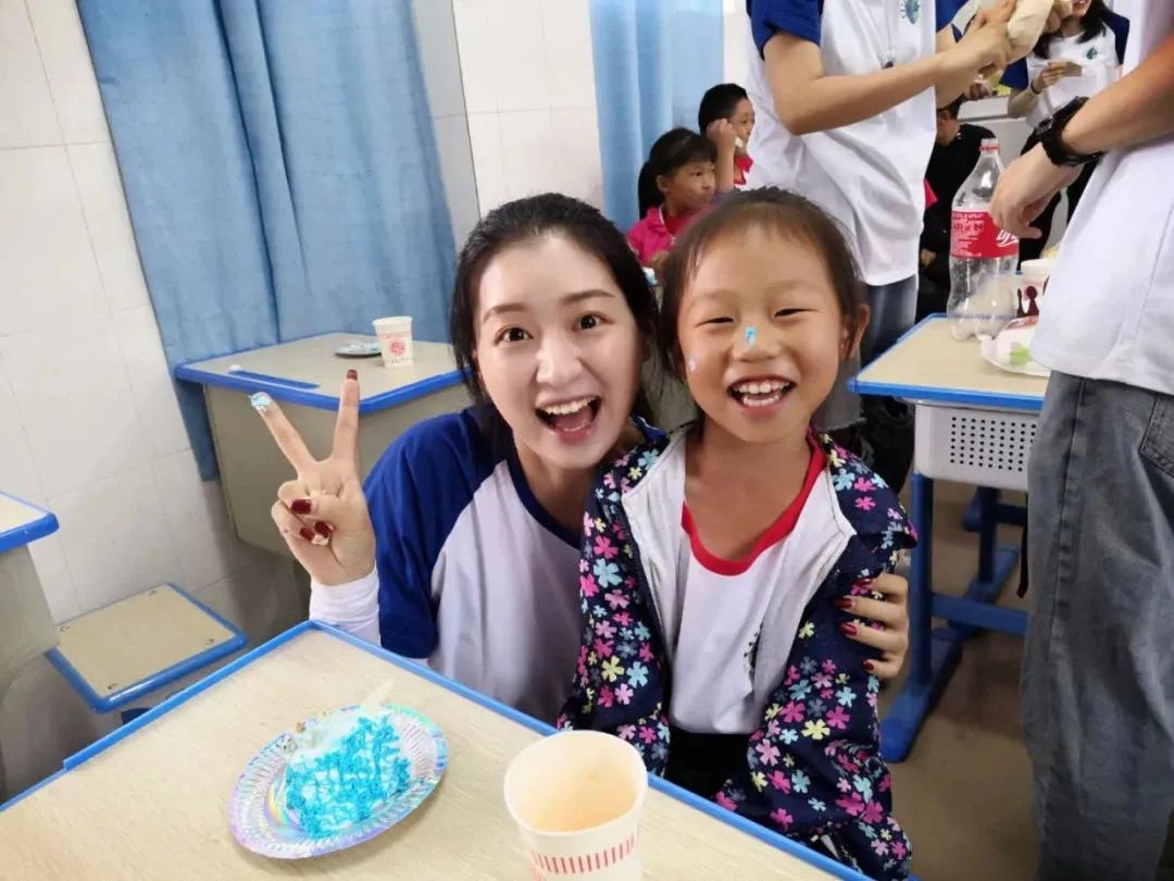 这个暑假，这群临时家长走进大山深处为爱增色