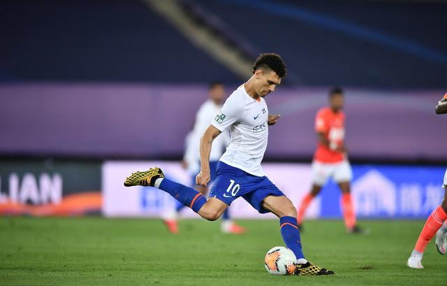 后防新核确定，中场大瘦身，锋线妖星上位，李霄鹏甩掉保守帽子