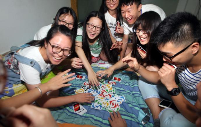 大学教室的“怪现象”，家长看到后哭泣，学生们该醒醒了