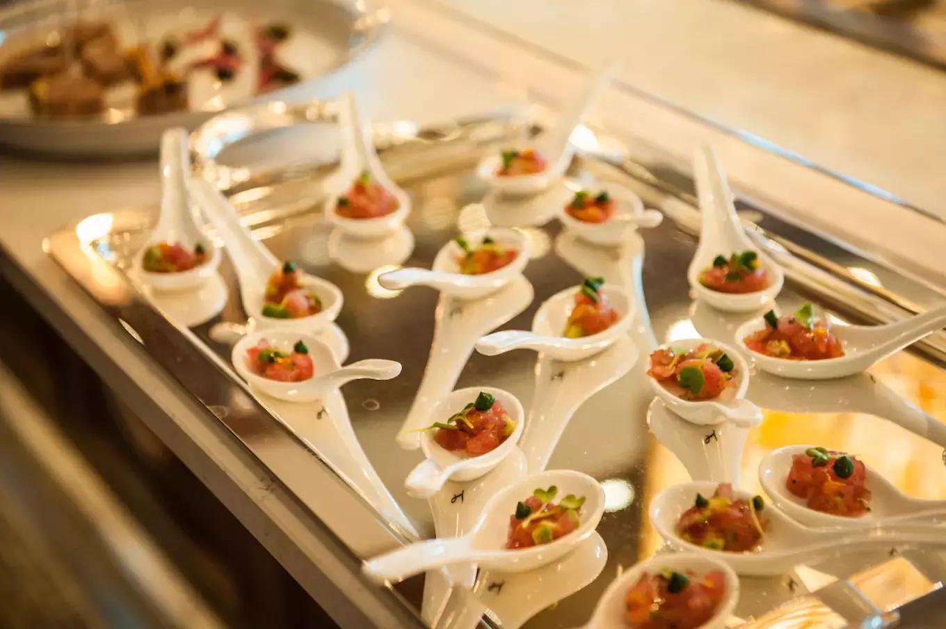 环球蜜月的小两口，免费上了一座价值8亿欧元的邮轮