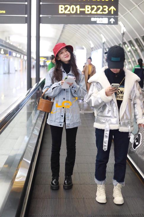 李沁小红帽,李沁近日机场穿搭