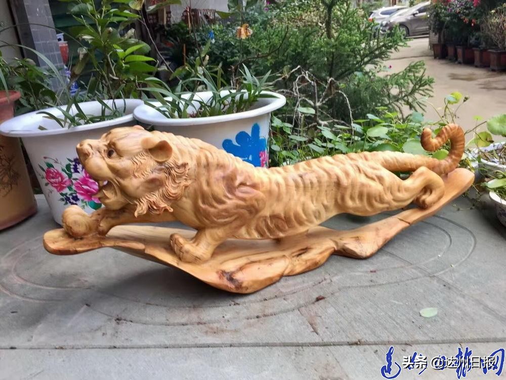 根雕匠人,根雕大师精心雕刻