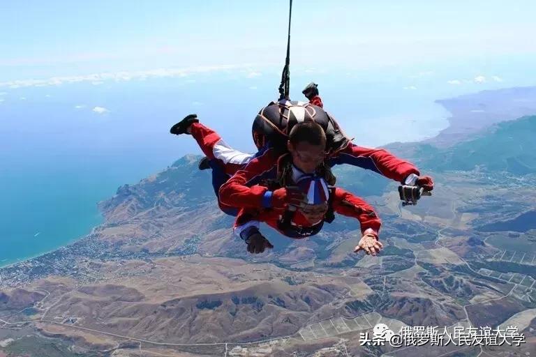 俄罗斯超级老奶奶：97岁的跳伞和潜水者