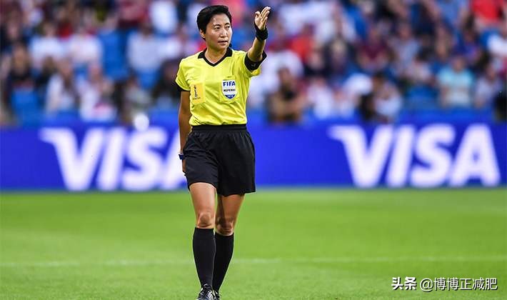 当女裁判出现在足球场上,当足球女裁判