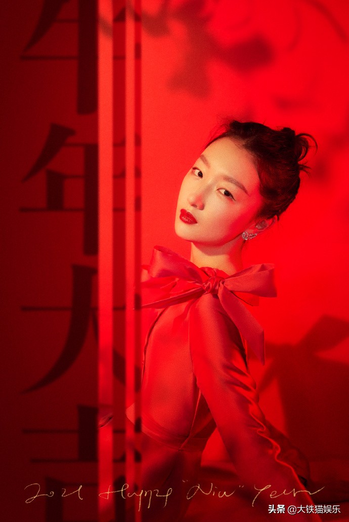 春晚造型不服不行！38岁佟丽娅，35岁杨幂，一身中国红都绝了