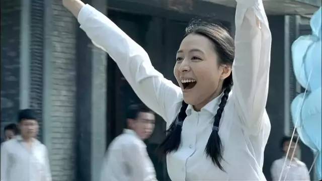 地位与张艺谋不相上下，他第一次做导演，扯掉了理想主义的遮羞布