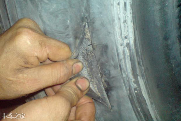 防爆胎高速爆胎后正确处理方法,防爆胎夏天跑高速如何防止爆胎