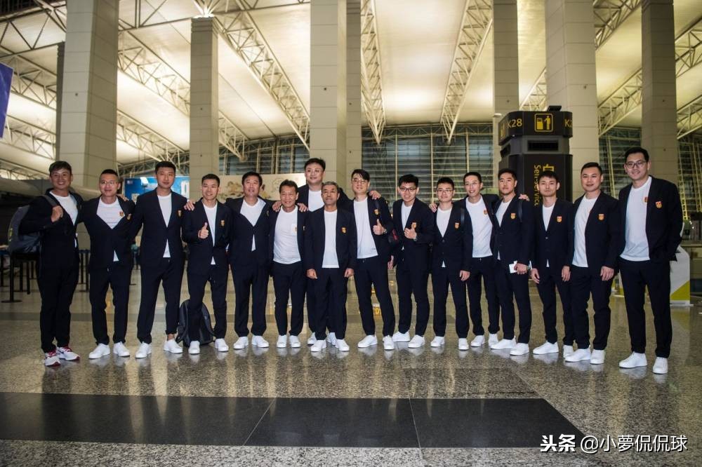 中国男足一身帅气西装出征亚洲杯，网爆价值超过一万五！