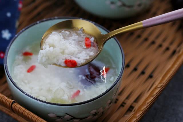 煮银耳的时候怎么能让银耳快出胶,冬季可以怎样吃银耳