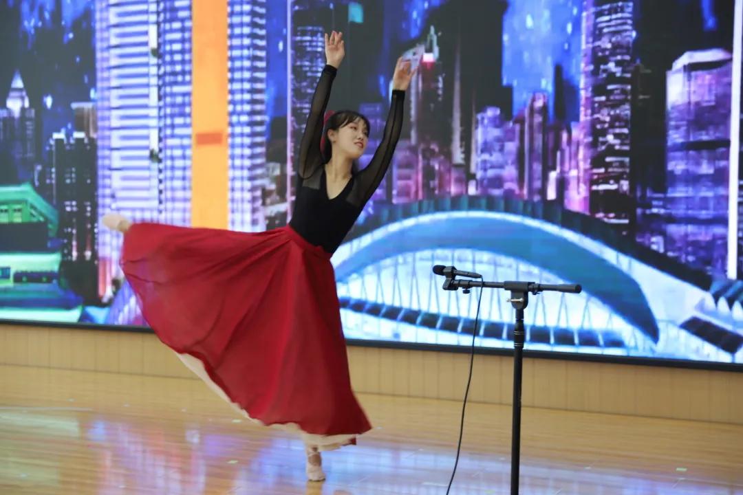 幼儿园老师小朋友表演庆祝七一,西安高新第五幼儿园毕业典礼