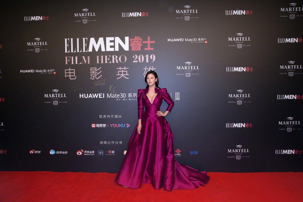 不同身材搭配蝴蝶结有不同的效果，辛芷蕾可爱，张雨绮性感十足