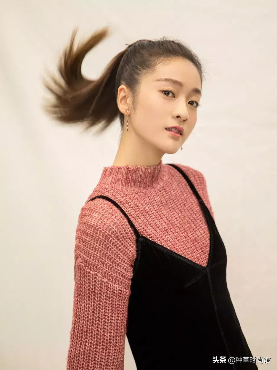 关晓彤素颜自拍与鹿晗撞脸,关晓彤为鹿晗庆生后芭比造型亮相