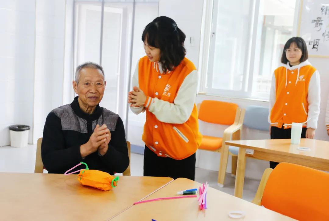 万圣节制作南瓜灯分享,万圣节南瓜灯里的糖果