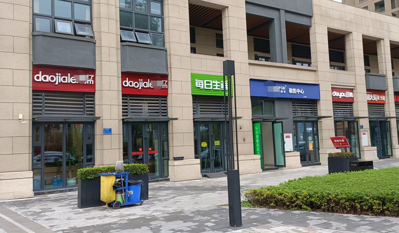 楼市有多惨？重庆某豪宅二十多家中介店混战，如今倒闭一大半？