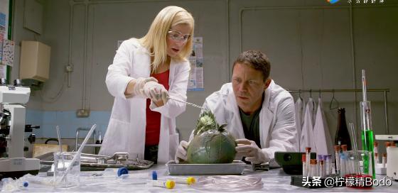 什么是科幻神剧情？美国电影《恐龙侵袭》，上海堡垒也要让位